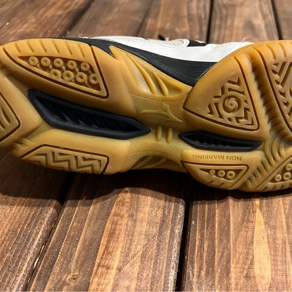 Mizuno Women’s Volleyball Shoes / Cyclone Speed 2 / size 8.5 - Picture 4 of 7